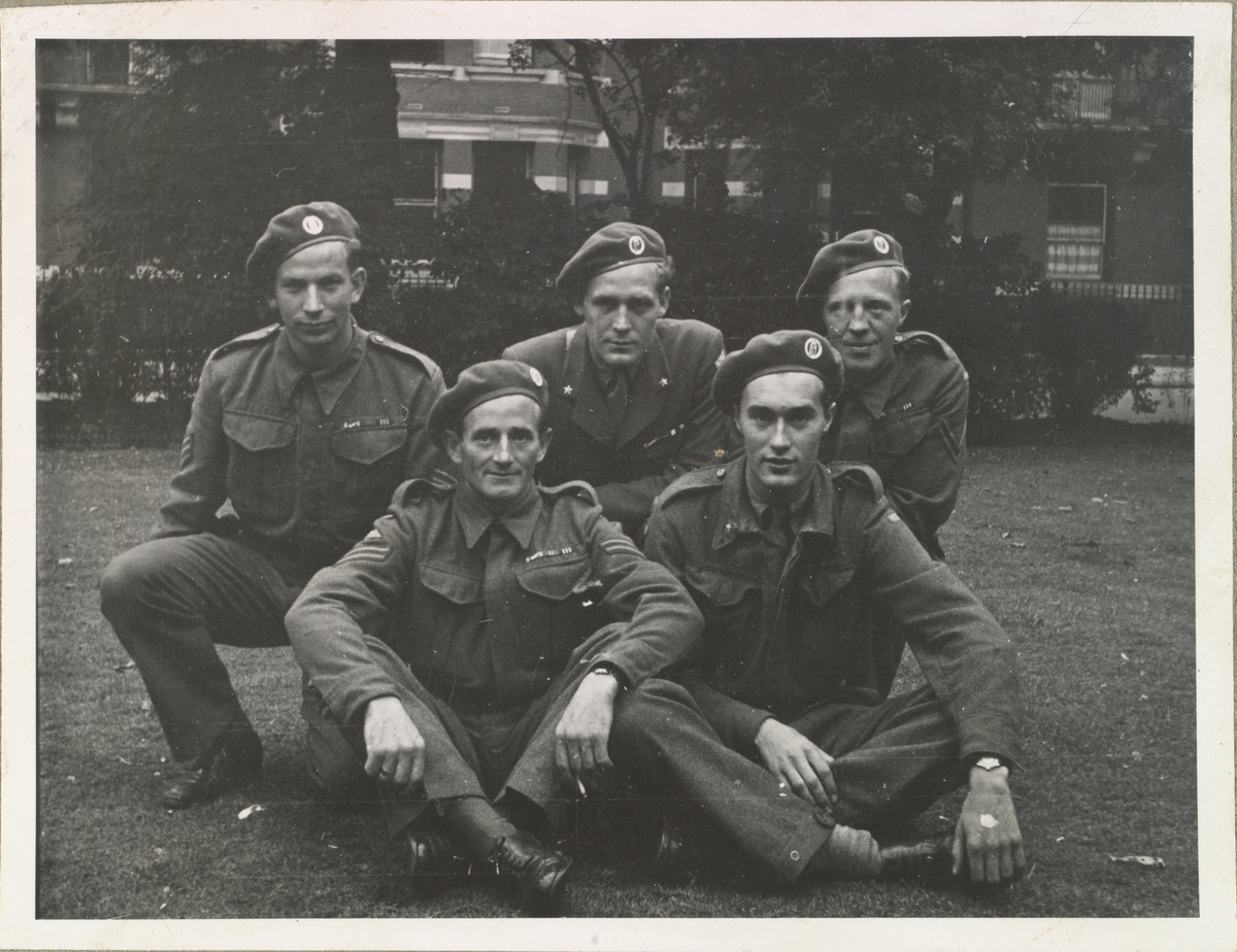 Sprengningspartiet under Gunnerside operasjonen samlet i London. Fire av de kledd i Britisk Battle uniform, en i offisertjeneste uniform med Sam Brown belte.