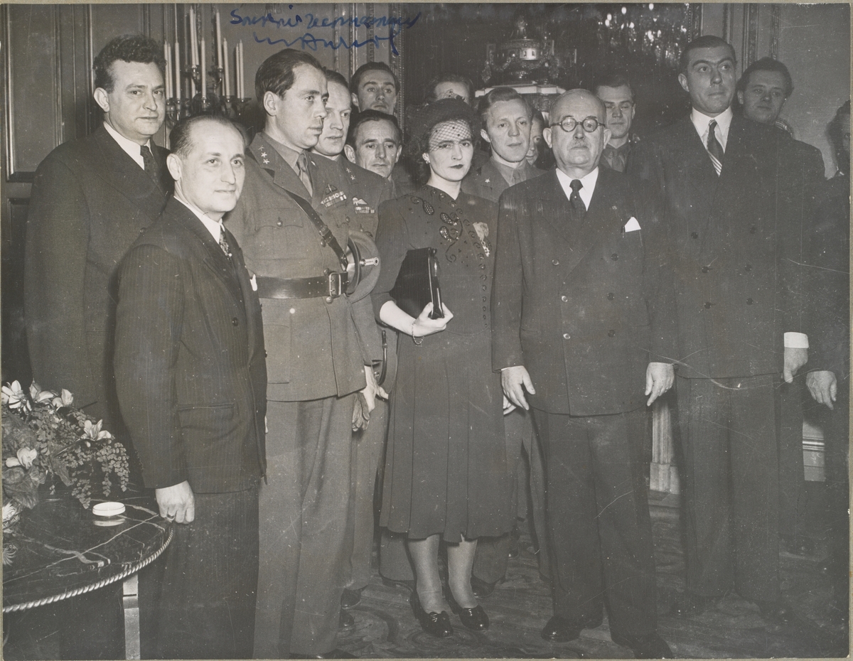 Tungtvanssabotørene under mottagelse i Presidentpalasset i Paris i forbindelse med lansering av filmen "Kampen om tungtvannet". President Vincent Auriol og hans kone Michelle Auriol i midten.