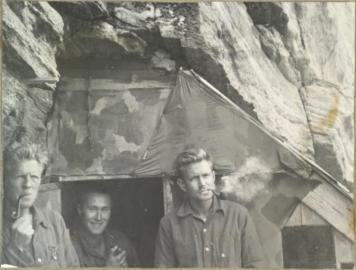 Birger Strømsheim, Joachim Rønneberg og Olav Aarsæther foran Fieldfarehytta. Alle røyker pipe.