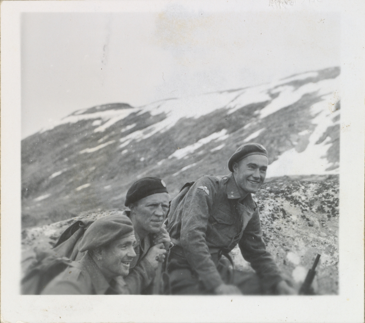 Olav Aarsæther, Birger Strømsheim og Joachim Rønneberg kledd i britisk battleuniform i Tafjordfjella.
