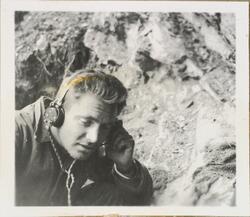 Olav Aarsæther hører på radio via øretelefoner.