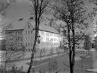 Exteriör från seminariet.
Det gamla folkskoleseminariet uppfördes 1921-23 och kunde invigas i februari 1924. Det var en efterlängtad byggnad, som betydde väldigt mycket för seminarieundervisningen i stort.
Skolan ritades av Bror Almqvist, som även var Betlehemskyrkans arkitekt.
I omedelbar anslutning till skolan fanns en välskött och ändamålsenlig trädgårdsanläggning, något som ansågs mycket viktigt i undervisningssammanhang.
År 1977 flyttade Karlstads lärarutbildning till högskolan på Kronoparken och det gamla seminariet är numera vårdskola i landstingets regi. På områdena kring skolan planeras nu bostadsbebyggelse.
Källa:300 bilder från Karlstad. Folke Mogren. Tryck år 1988.
Idag inryms Arkivcentrum i byggnaden.