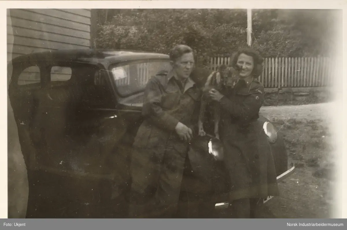 Ekteparet Strømsheim er sammen igjen i fredsdagene 1945. Begge kledd i uniform og med en hund i mellom seg.