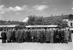 Större grupp män framför två bussar. 
Fotografens ant: Verkmästareföreningen. Julius Johansson.