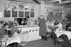 Instruktioner i tedrickandet ädla konst på en utställning i Expositionshuset vid Hamntorget. Bilden togs 1936.