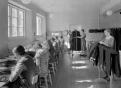 A-B. Bergsson och söner; interiör av fabriken. kvinnor, förm