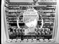 Skyltfönster med reklam för Hakonbolagets kaffe, Haakons Blå