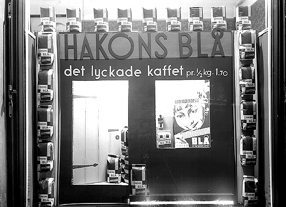 Skyltfönster med kaffereklam.
Fotografens ant: Hakonbolaget.
Hakonbolaget, som var i kolonialvarubranschen, konstituerades 1917 med huvudkontor i Västerås och filialkontor i bland annat Karlstad.
Källa. b. Wendel(redaktör), Beskrivning över Karlstad med omnejd. 1939.