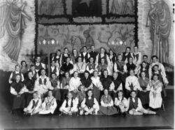 Större grupp ungdomnar i bygdedräkter.