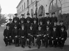 Brandkåren i full uniform utanför lokalerna vid Karlbergsgatan 4. Bilden togs 1938. Uppgifter om namn finns i kommentaren.