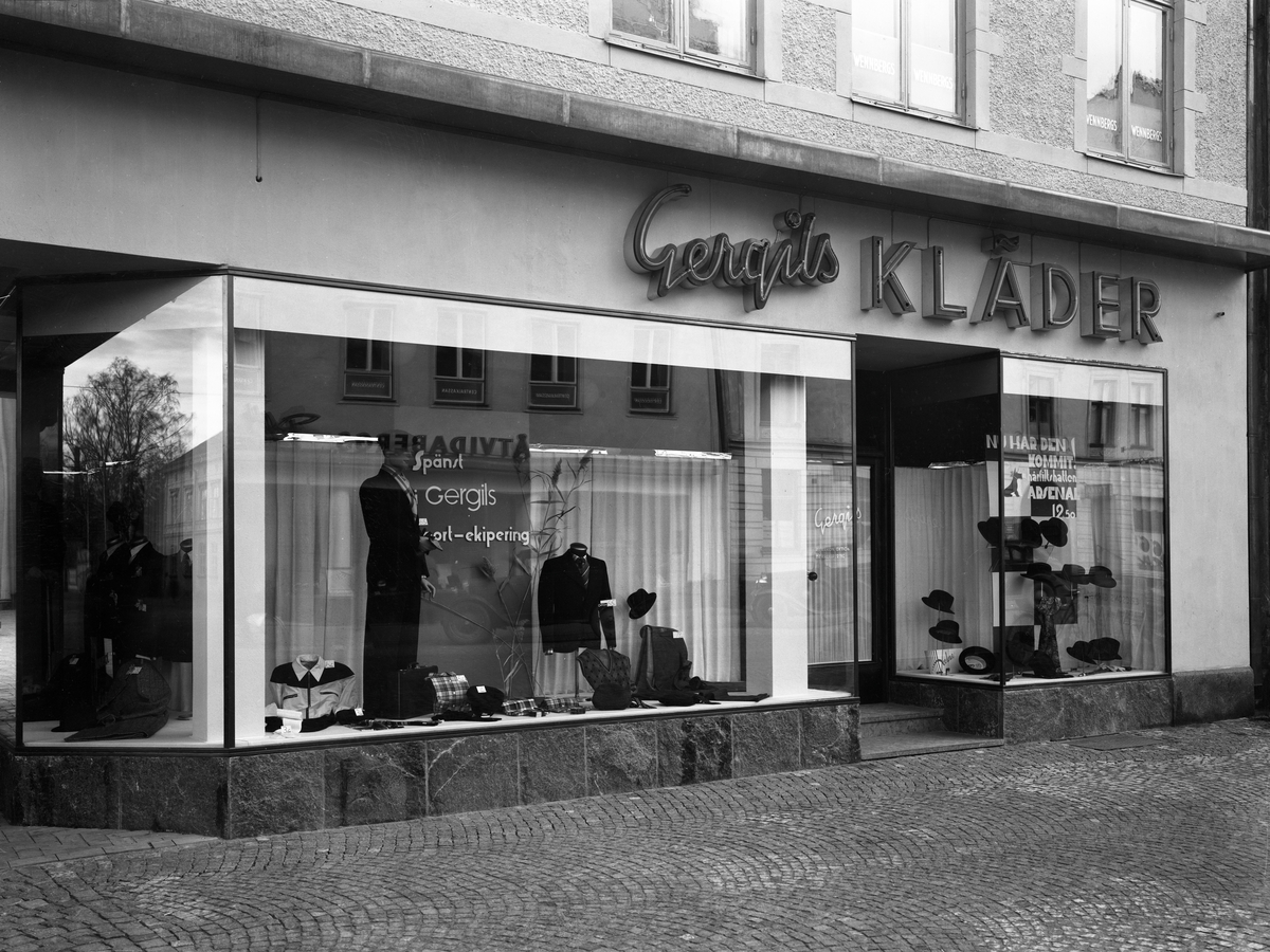 Gergils kläder år 1938 med butik på Drottninggatan 9. Affären flyttade sen till frimurarelogens hörna.