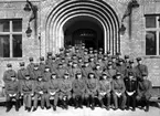 Större samling officerare i uniformer.
Fotografens ant: Officerskåren.