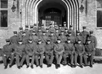 Större samling officerare i uniformer.
Fotografens ant:Underofficerskåren.