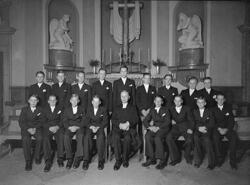 Konfirmander, samt präst i Karlstads Domkyrka.
Fotografens a