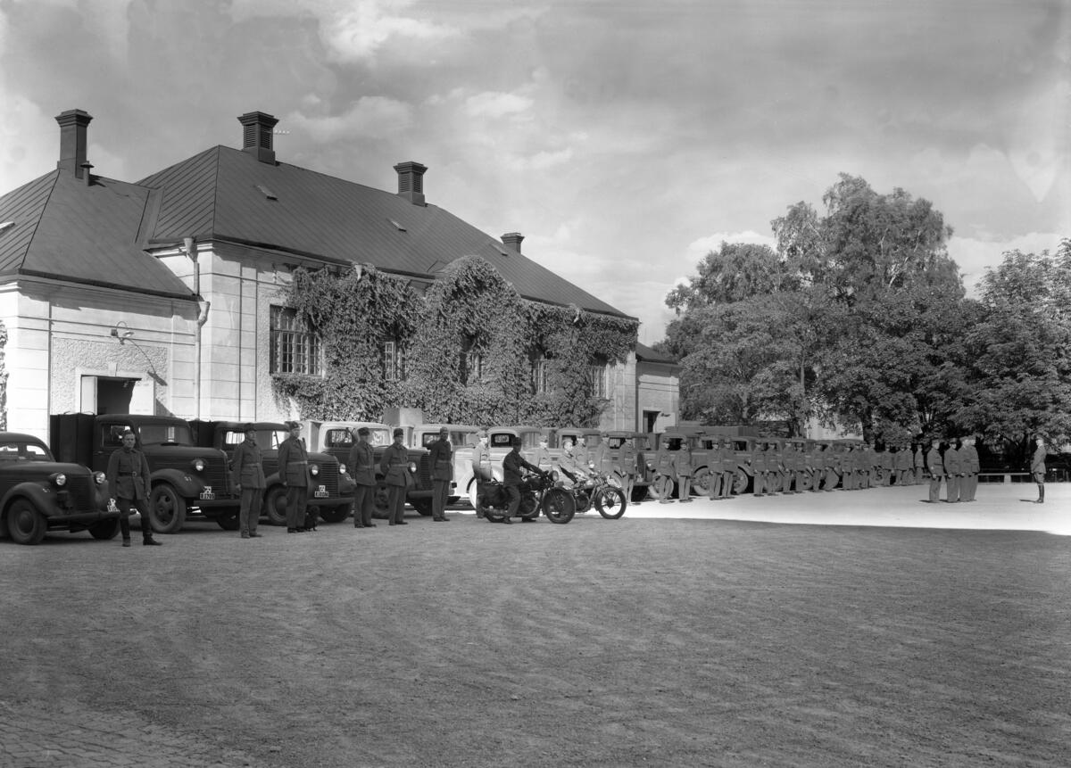 Militärt bilkompani på Herrhagsskolans gård år 1941.