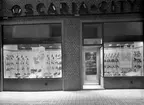 Skofabriken Oscaria från Örebro öppnar butik i Göteborgs-bankens nya hus i hörnet DrottninggatanVästra Torggatan 1941.