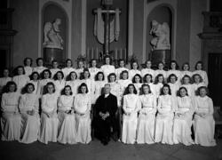 Flickskolans Konfirmander samt präst i Karlstad Domkyrka.
Un