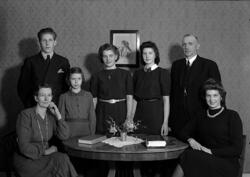 Familjefoto i hemmiljö.
 Herr Edsgård.