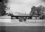 Hakonbolaget hade lokaler på flera tomter i hörnet av Drottninggatan och Södra Kyrkogatan. Bilden från 1942.