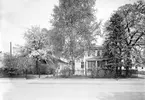 Otto Zieglers villa, vid fototillfället övertagen av Hakonbolaget. En Idyll i hörnet Södra KyrkogatanDrottninggatan på en bild från 1942, som bestod in på 1960-talet innan halva kvarteret revs för att ge plats åt bl a ett nybygge för polismyndigheten.