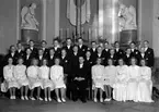 Större grupp konfirmander med pastor Kjellenberg i Domkyrkan.