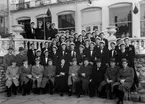 Större grupp studenter. På första raden sitter herrar i hattar.
Fotografens ant:1942 års studenter.