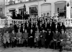 Större grupp studenter. På första raden sitter herrar i hattar.
Fotografens ant:1942 års studenter.