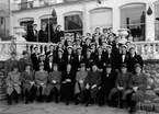 Större grupp studenter. På första raden sitter herrar i hattar.
Fotografens ant:1942 års studenter.