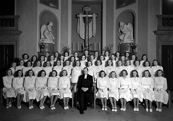 Flickskolans konfirmander i Domkyrkan.