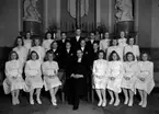 Större grupp konfirmander i Domkyrkan.
Fotografens ant: Pastor Kjelleberg. Konfirmander 1943.