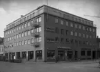 Affärs- och kontorsfastighet i hörnet Drottninggatan-Västra Torggatan år 1943. Huset var ett av de få större privata byggprojekten under beredskapstiden.