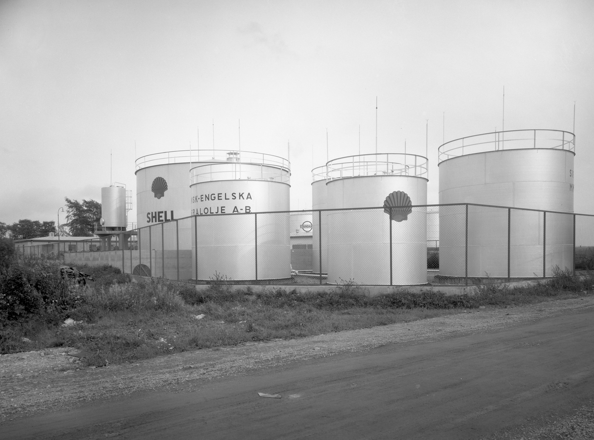 Svensk-Engelska Mineralolje AB:s anläggningar år 1932. Ytterst lite av byggnader och verksamheter från Yttre hamns drygt 100-åriga historia finns kvar idag. Bilden beställdes av grosshandlare Alfred Hanes.