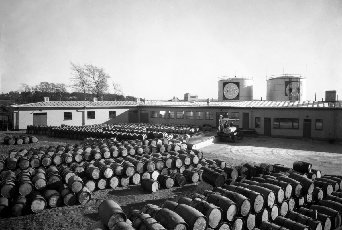 Svensk-Engelska Mineralolje AB:s anläggningar år 1932. Ytterst lite av byggnader och verksamheter från Yttre hamns drygt 100-åriga historia finns kvar idag. Bilden beställdes av grosshandlare Alfred Hanes.