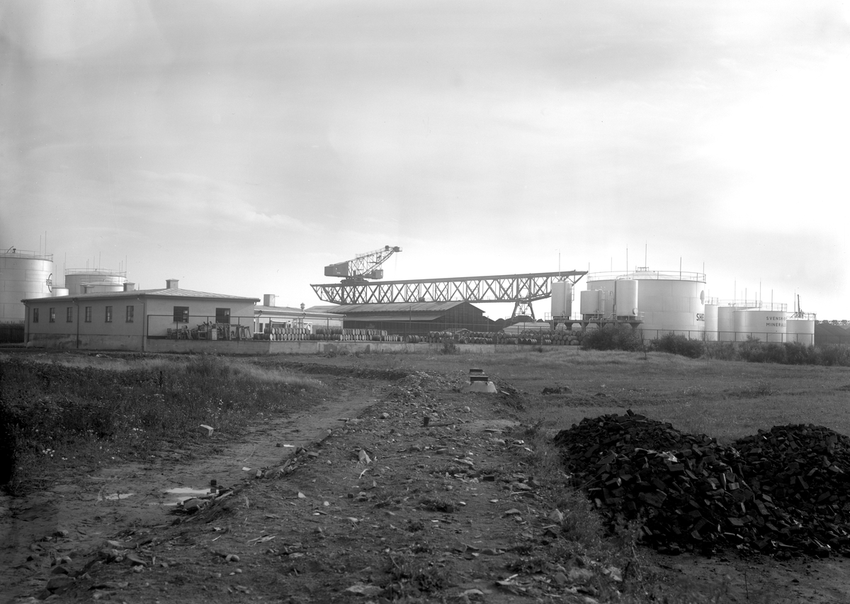 Svensk-Engelska Mineralolje AB:s anläggningar år 1932. Ytterst lite av byggnader och verksamheter från Yttre hamns drygt 100-åriga historia finns kvar idag. Bilden beställdes av grosshandlare Alfred Hanes.