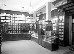 Interiör från CGC:s ursprungliga butik på Kungsgatan 20. Bil