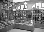 Interiör från CGC:s ursprungliga butik på Kungsgatan 20. Bilden togs 1935.