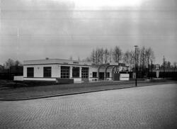 Bild tagen 1944 på Nynäs nyuppförda bensinstation vid Våxnäs