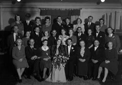 Samling kring brudpar.
Fotografens ant: Ragnar Pettersson.