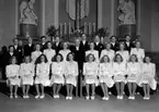 Flick- och pojkkonfirmander samt präst i Domkyrkan.
Fotografens ant: Pastor Engström. Konfirmander. 1947.Tjäderskolan.