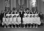 Flick- och pojkkonfirmander samt präst i Domkyrkan.
Fotografens ant: Pastor Engström. Konfirmander. 1947.Tjäderskolan.