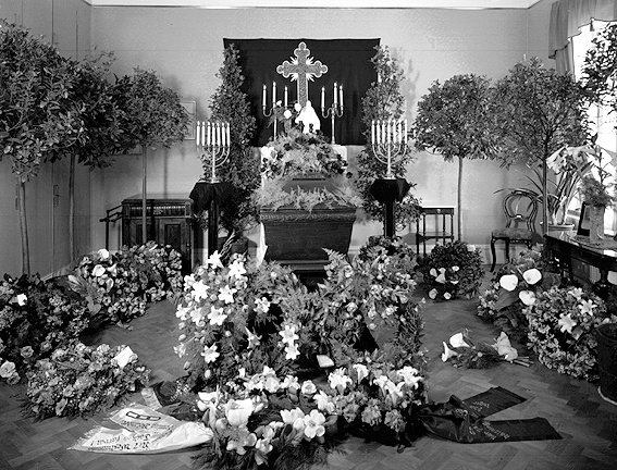 Kista med blomsterdekoration.