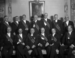 Större grupp män med ordensband.
Fotografens ant: Frimurarel