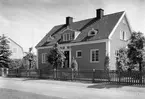 Villa på Regementsgatan i Klara ritad av arkitekt Simon Svensson och uppförd år 1919. Bilden togs 1935.