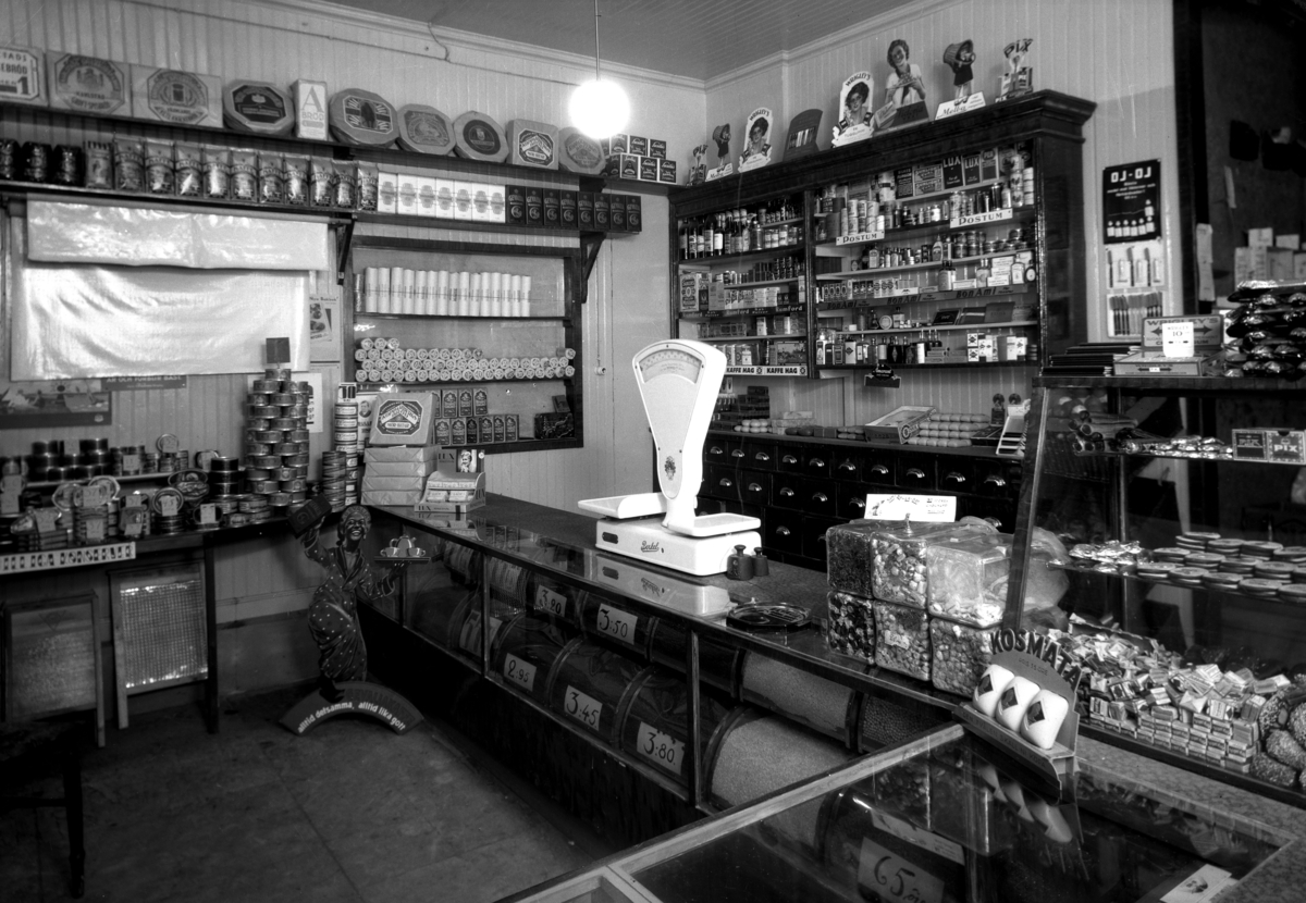 Interiör från Wictor Regners butik på Herrhagen i hörnet av Vasagatan och Långgatan år 1931.