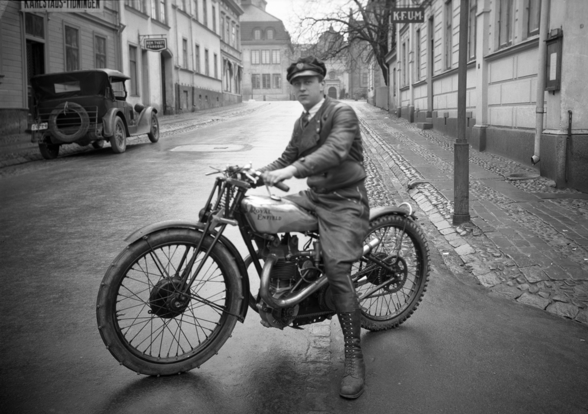 Bengt Eriksson och en Royal Enfield på Södra Kyrkogatan kring 1932. Originalet är något oskarpt.