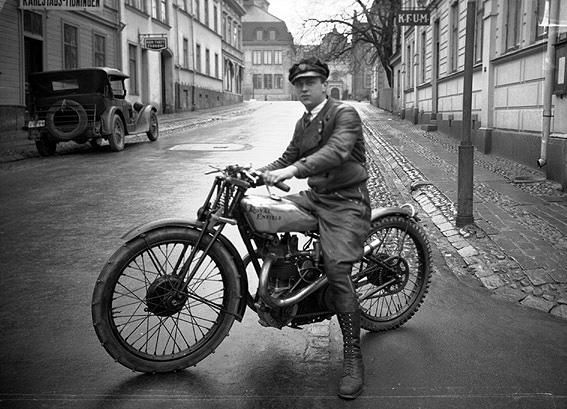Bengt Eriksson och en Royal Enfield på Södra Kyrkogatan kring 1932. Originalet är något oskarpt.