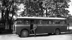 Buss från åkeriet Haglund & Larsson. Bolaget bedrev en omfattande landsbygdstrafik i Värmland mellan tätorterna. Bilden tagen 1932.