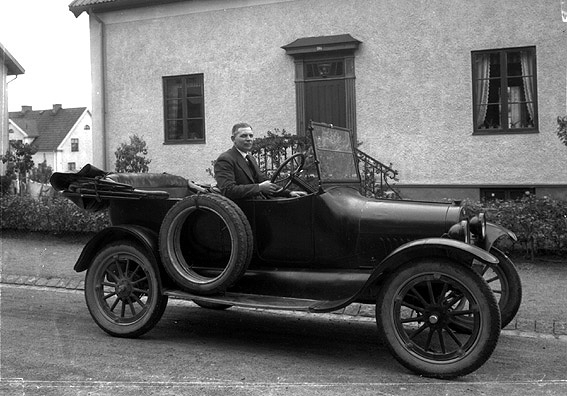 Bil parkerad utanför John Ericssonsgatan 28 A  på Herrhagen.