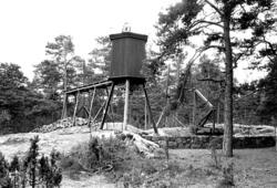 Byggnad på ställning.