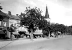 Husfasad med butik och Domkyrkan i bakgrunden.